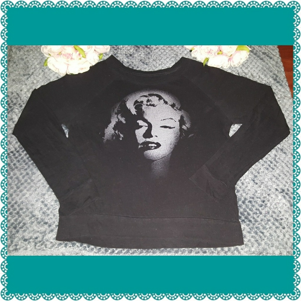 Ladies sz Medium Marilyn Monroe long sleeve shirt.